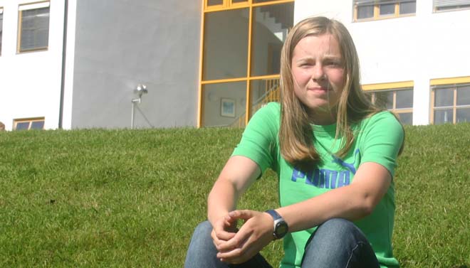 Tina foran ungdomsskolen